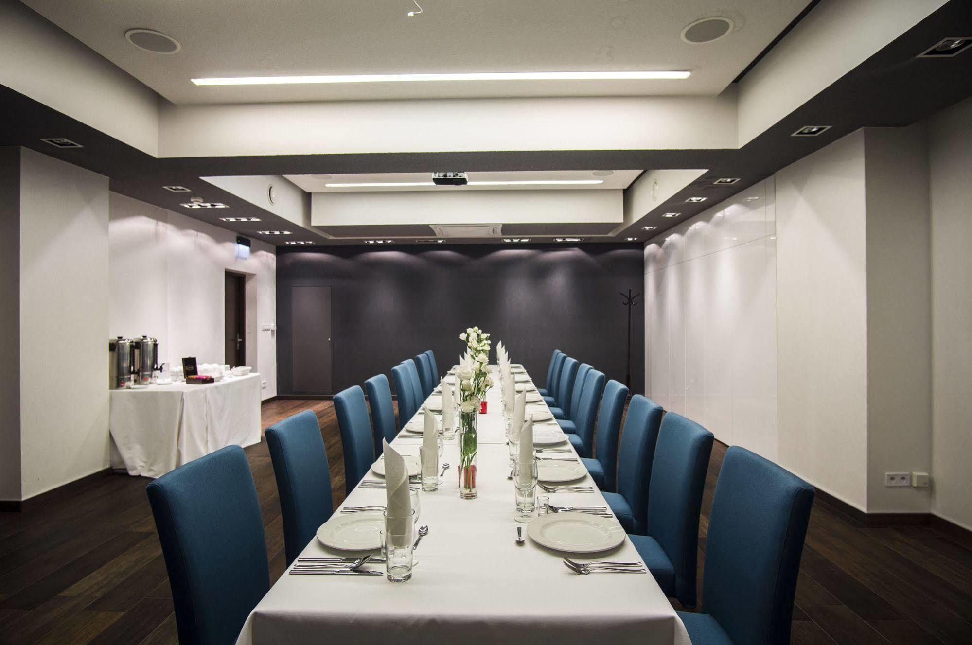 M Hotel Λοτζ Εξωτερικό φωτογραφία